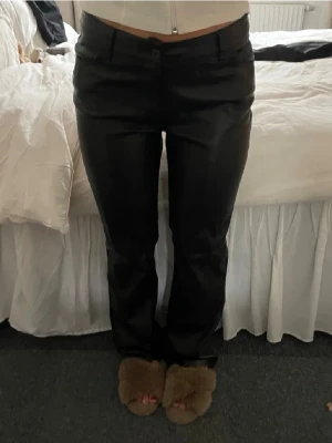 Jättefina läder byxor från bikbok - Jättefina läder byxor från bikbok, de är jätte sköna på insidan