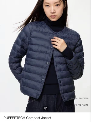 Mörkblå jacka - Mörklblå jacka från uniqlo