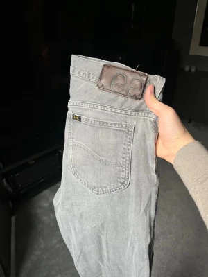 Lee jeans - Tja säljer dessa feta jeans från Lee till bra pris 🏆 Storlek 31/32🙏Synligt använda dock inga defekter. Hör av dig vid frågor💪