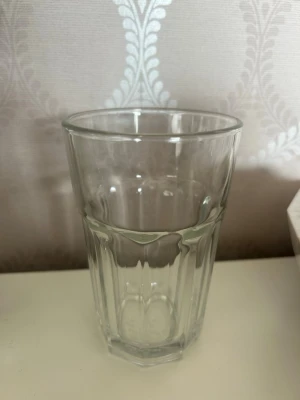 6st glas från IKEA - Säljer 6st genomskinligt glas från IKEA med åttakantig botten och räfflad design. 