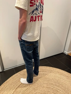 Nudie Jeans - Snygga blå jeans från nudie i storlekn 30W 32L i modellen Lean Dean, jeansen är riktigt snygga inga defekter hör dig av vid minsta fråga o fundering!💫