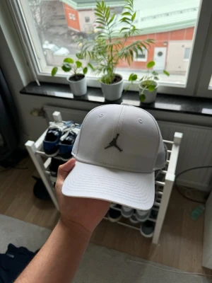 Vit Jordan keps med broderad logga - Vit keps från Jordan storlek s/m