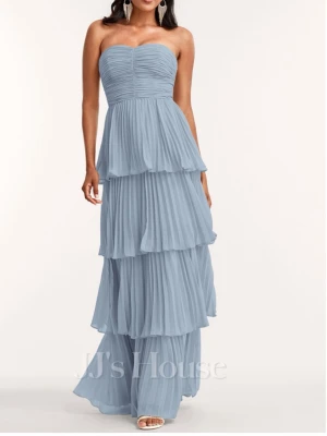 Ljusblå axelbandslös långklänning - Snygg ljusblå långklänning från JJ's House med axelbandslös design och flera lager plisserade volanger. Är storlek M men passar även S, tog den till skräddaren för att tajta till överdelen