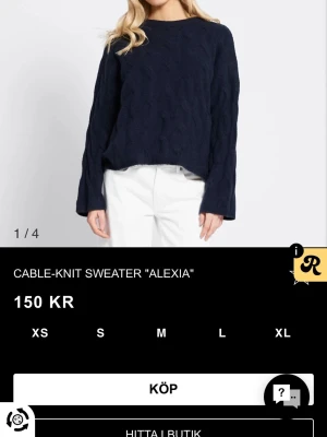 Mörkblå kabelstickad tröja - Mysig mörkblå kabelstickad tröja med rund halsringning och avslappnad passform. Tröjan har långa ärmar och ett klassiskt stickat mönster som ger en tidlös look. Perfekt att matcha med jeans eller kjol för en chill stil. Pris kan diskuteras