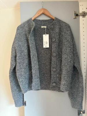 Cardigan Missäy - En helt ny cardigan från Missäy i storlek ”onesize” men skulle säga mellan XS-M. Köpt för 400 kr men säljer för 250 kr. 🥰