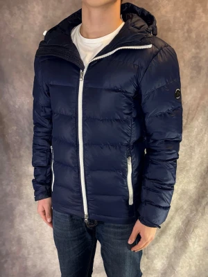 J-Lindeberg Jacka - Stl S - RIKTIGT FET DUNJACKA FRÅN J-LINDEBERG! Mycket bra skick: 9/10, utan defekter! | Stl: S, Modellen är 175cm och väger ca 77kg | Hör av dig vid frågor // Galgen 🫡