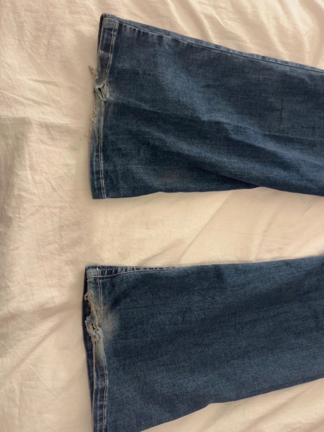 Blå bootcut jeans med broderade fickor - 3