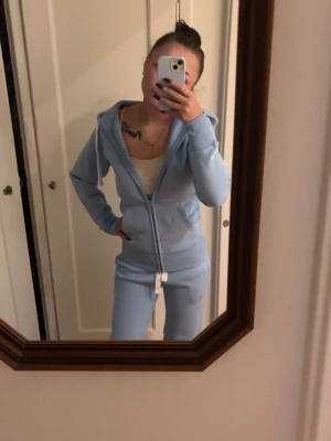 Russemerch set  - Säljer mitt russemerch set. Hoodien är i storlek xs och byxorna är i storlek S. Går att köpa separat 🩵