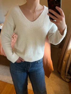 Vit stickad tröja - storlek xs - Stickad tröja från HM, v-ringning både fram och bak. Går att bära vanligt och off shoulder.  Supermjukt material  Storlek XS