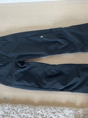 Peak skidbyxor  - Skidbyxor från Peak Performance med utsvängda ben. Väldigt fint skick