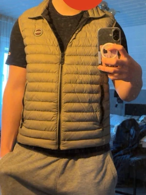 Unik färg Colmar väst size 52 - ✨ Säljer min stilrena Colmarväst i storlek 52 i en unik beige färg som verkligen sticker ut! 🌟 Perfekt nu när det börjar bli lite varmare  lätt , bekväm och håller dig lagom varm. 💨  Västen är i fint skick, inga skador eller fläckar, och ett kvalitetsplagg från Colmar som passar både som lager på lager look eller som ett annorlunda plagg i vår och sommargarderoben ☀️👕