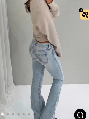 Ljusblå bootcut jeans - Säljer ett par ljusblå bootcut jeans från Gina med klassisk femficksmodell och utsvängda ben. Jeansen har en snygg tvättad look och detaljerade sömmar. Perfekta för dig  som vill ha ett par snygga jeans som sticker ut.❤️ Pris kan diskuteras vid snabbt köp❤️