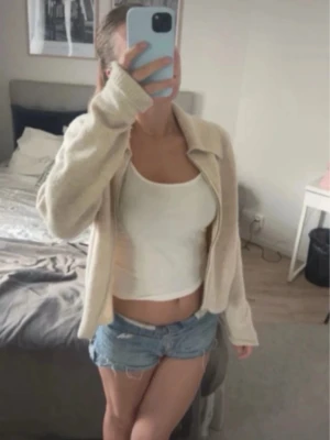 Sommarkofta Beige Mango  - Färg: Beige  Märke: Mango  Storlek: M, liten i storlek (passar mig som har S)  Utseende: Stickad kofta i mjukt och skönt material med dragkedja.   Snygg till sommarkvällar! 💐🌺 fast pris  