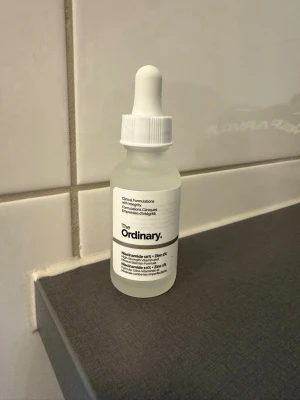 The Ordinary Niacinamide 10% + Zinc 1% serum - Populärt ansiktsserum från The Ordinary med niacinamid 10% och zink 1%. Kommer i en frostad glasflaska med vit pipett och minimalistisk etikett. Perfekt för dig som vill jobba mot orenheter och få en jämnare hudton. Jag har testat produkten vid två tillfällen, man kan se på glasflaskan hur mycket som är kvar. 