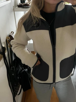 Fleecetröja från Peak Performance - Jättefin fleecetröja från Peak Performance. Använd ett fåtal gånger så i väldigt bra skick! Storlek 160 men skulle säga sitter som en XS😊