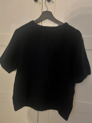 Mörkblå stickad  - Mörkblå stickad T-shirt. Passar mig som vanligt vis har S i tröjor🌟