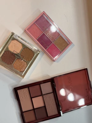Tre ögonskuggspaletter i olika färger - Säljer tre ögonskuggspaletter: en från Sence med sex nyanser i beige, brunt och guld, en från Revolution med sex rosa och glittriga toner samt en från Beauty Glazed med nio matta och skimrande nude- och bruna färger. Perfekt för kreativa ögonlooks!