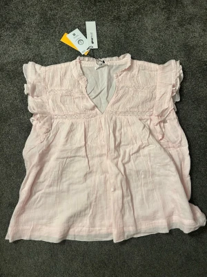 Ljusrosa blus - Supersöt ljusrosa blus från Gina tricot i storlek 170, helt oanvänd med lapp kvar🙂