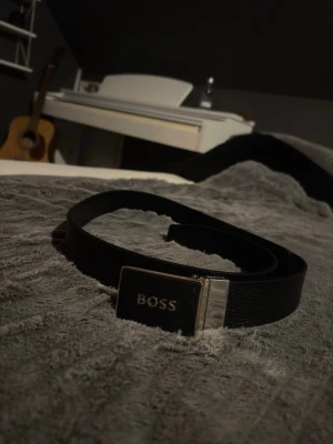 Boss bälte 105cm - Svart bälte från Hugo Boss 105cm, kostade 950kr nytt, nuvarande pris kan diskuteras.