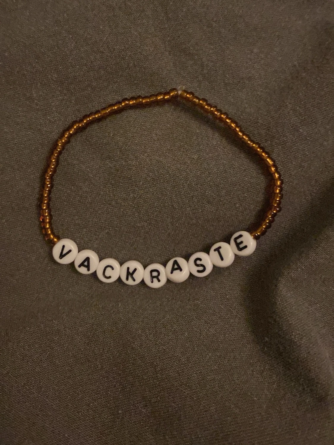 Pärlarmband med texten VACKRASTE