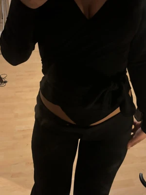 Svarta lågmidjade byxor ifrån bikbok - Säljer ett par svarta lågmidjade byxor med rak passform. Byxorna har en klassisk look och är perfekta för dig som gillar en stilren och enkel vibe. Materialet känns mjukt och bekvämt, och de passar till många olika outfits.