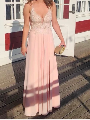 Rosa balklänning  - Säljer min fina balklänning är cirka 163 och den går ner till marken. Köpt på Johans Högtidskläder för cirka 4000kr (+ 1000kr för att sy upp längden), kan eventuellt tänka mig lägre pris🥰