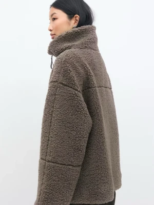 Brun teddyjacka med hög krage - Mysig brun teddyjacka med hög krage och dragkedja. Jackan har en boxig passform och är tillverkad i fluffigt teddy-material som håller dig varm. Perfekt för kalla dagar och enkel att matcha med jeans eller leggings. Från Gina! Använd fåtal gånger, så är i nyskick! Perfekt vårjacka