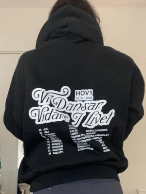 Svart Hov1 hoodie med turnétryck - Hov1 merch från deras senaste och sista spelning. 