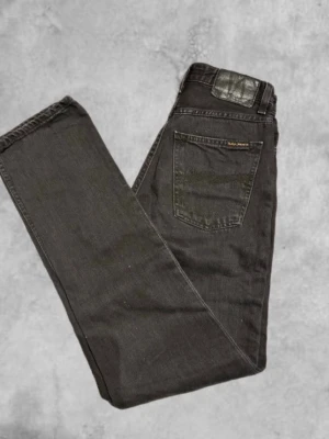 Svarta jeans från nudie jeans  - Säljer nu ett par svarta nudie jeans i storlek W24 L32!