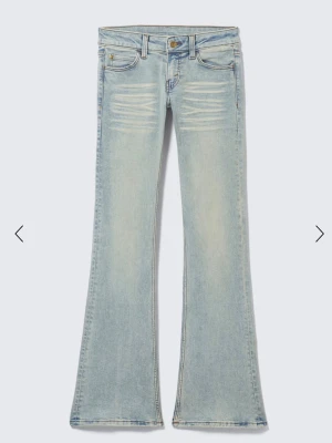 Ljusblå bootcut jeans med slitningar - Säljer ett par ljusblå bootcut jeans. Jeansen har klassisk femficksmodell, låg midja och utsvängda ben. Tillverkade i mjuk denim med en cool vintagekänsla. 