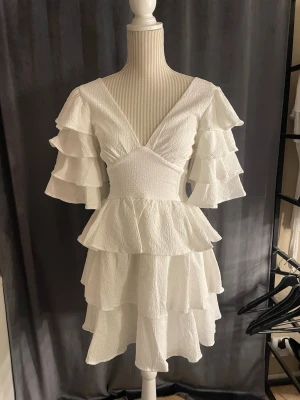 Vit klänning student - Säljer denna fina klänning perfekt för alla studenter, har testat 1 gång men aldrig använt, storlek 34/XS