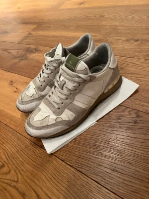 Valentino Rockrunners - •Skick 7/10 •Pris 799kr‼️•Kom dm vid eventuella frågor👏