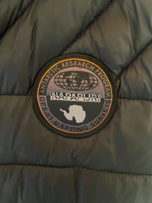 Napapijri Väst - Jättefin väst ifrån Napapijri, perfekt nu inför våren/sommaren! Inga alls tecken på användning - nytt skick.