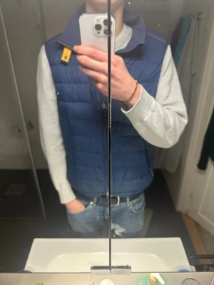 Parajumper väst blå - Tjenare, säljer denna unika Parajumper väst I storlek Xl sitter som L, Köpt för 4200kr på holmens herr förra våren, Anvönd fåtal gånger i sparsamt skick, Mitt pris går att diskutera, Hör av dig ifall du har frågor eller funderingar!!