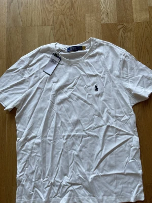 Ralph Lauren tshirt - Helt ny med lappar storlek M sitter som S, 1-3 dagars leverans, behövs endast strykas.