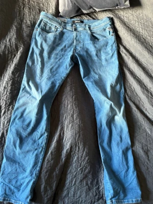 Replay Anbass 36/62 - Riktigt somriga och stretchiga Replay Anbass i storleken 36/32. Säljes då det är för stora för mig. Jeansen är i utmärkt skick då jag knappt haft någon användning utav de.