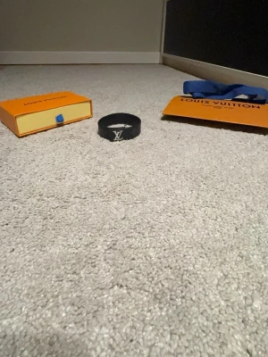 Armband komplett set - Exklusivt armband i mycket fint skick. Stilren och tidlös design som passar perfekt till både vardag och fest.  Kommer komplett med: • Original box • Påse • Duffelbag/dustbag • Informationspapper  Perfekt som present eller till dig själv som vill ha en lyxig detalj i outfiten. Kontakta vid intresse.