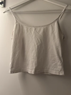 Cropped linne - Säljer en basic croppad linne från shein i storlek M