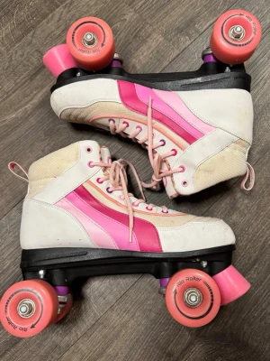 Rosa rullskridskor - Jag säljer ett par rosa rullskridskor! Jag fick dessa av min faster för cirka 7 år sedan, de har sedan dess används endast 2 gånger. Jag kan inte garantera skicket på dem men seriöst och jag tycker de rullar på bra😀 De har en del hundhår på sig, jag försöker ta bort så mycket av det som går men ni med hund vet att de ändå aldrig försvinner helt😄 Ni ser skicket på bilderna. De är i storlek 42!