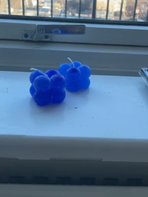 Blå och rosa bubbel-ljus - Två blå och tre rosa bubbel-ljus i kubform säljes. Ljusen är egengjorda och är i nytt skick, vill ni ha mer detaljerade bilder skriv privat☺️