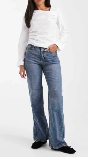 Jeans från Vero Moda - Snygga blå jeans med rak passform och hög midja från Vero Moda. Strl 29/32