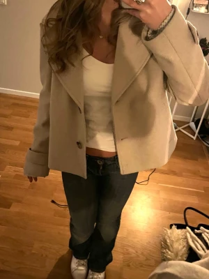 beige kappa - säljer denna fina kappan som tyvärr inte kommer till användning, i jättefint skick ❤️