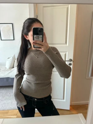 Beige ribbstickad tröja med knappar - Säljer en beige ribbstickad tröja med lång ärm och snygga knappar på axlarna. Sååå fin men kommer tyvärr inte längre till användning 🥹❤️tröjan är slutsåld och borttagen från hemsidan 💞💞✨