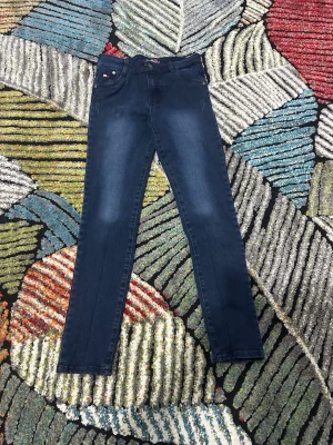 Mörkblå skinny jeans Tommy Hilfiger - Snygga mörkblå skinny jeans från Tommy Hilfiger med klassisk femficksdesign och diskreta slitningar på låren. Jeansen har en smal passform och är perfekta för en trendig och avslappnad look. Ikonisk logga på fickan och bekvämt stretchigt material.