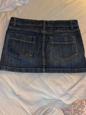Kort jeanskjol med fickor - Superfin jeanskjol med fickor baktill! Mycket god kvalitet utan några defekter. Kom privat för exakta mått🩷Vid smidig affär är priset diskuterbart 