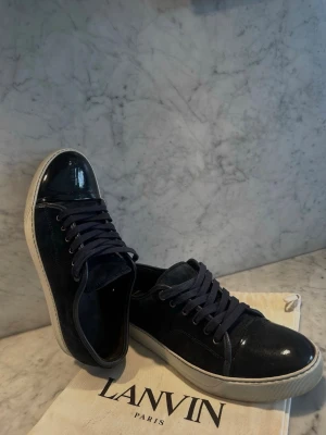 Marin blåa Lanvins  - Säljer nu ett par riktigt feta Marin blåa Lanvins. Skicket skulle jag säga är 9/10 inga skador eller något. Storleken är 43. Nypris ligger på 4499kr. Mitt pris: 2999kr. Har ni några frågor eller vill ha fler bilder är det bara att höra av sig. Pris kan diskuteras vid snabb affär 