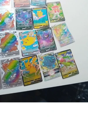 Pokémon holografiska samlarkort - Flera Pokémon samlarkort i plast med holografisk och metallic finish. Korten har motiv av olika Pokémon, bland annat Pikachu, och är fyllda med färg, regnbågseffekter och guldtoner. Perfekt för dig som gillar att samla eller spela Pokémonkort.
