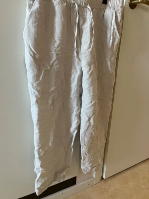 Beiga linnebyxor  - Snygga och luftiga beiga linnebyxor med resår och dragsko i midjan. Om man vill ha fler bilder på plagget (på eller andra vinklar) är det bara att säga till så fixar jag det dem är lite korta för mig (170) så skulle rekommendera för 160-165
