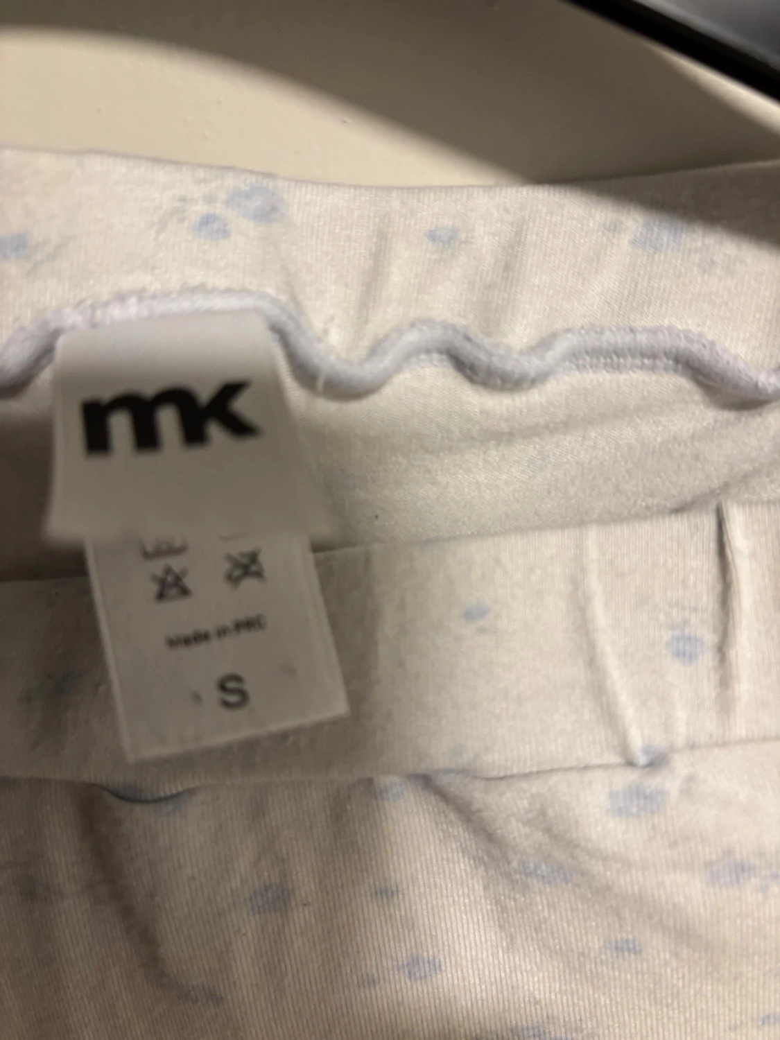 Vita pyjamasbyxor med småblått mönster - 2