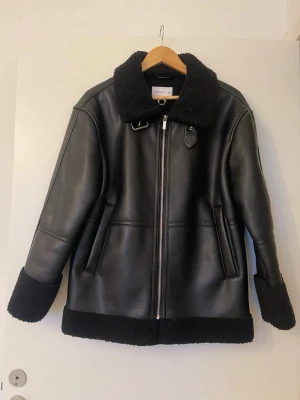 Svart jacka från MQ/ STOCKH LM studio - Snyggaste jackan från StockhLM Studio. Gosigt piléfoder och supersnygga detaljer i storlek xs men modellen är oversize. Snygg till allt! Sparsamt använd!  Se länk till hemsidan för mer bilder.  https://www.mq.se/stockh-lm-studio-addison-sherling-jacket-black/?srsltid=AfmBOorIjz3FiSVZeuXdomlua2R_hhzKG9kpBFYOcG5pkuiC8BsfYk1M